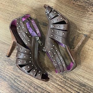 BCBG BCBGMaxAzria Brown Leather Studded Caged Zip Front Gladiator 4” Heels 6